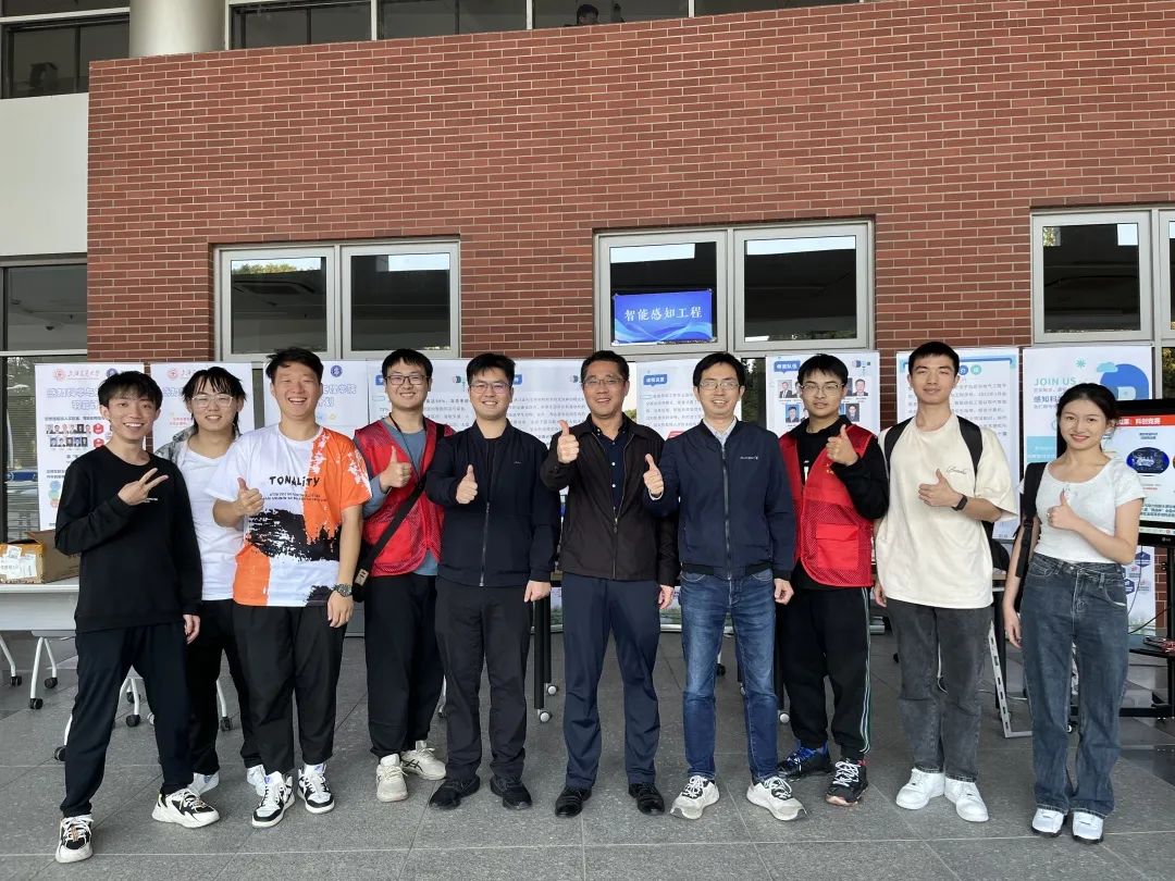 图8 老师和学生志愿者们合影.jpg 图8 老师和学生志愿者们合影.jpg